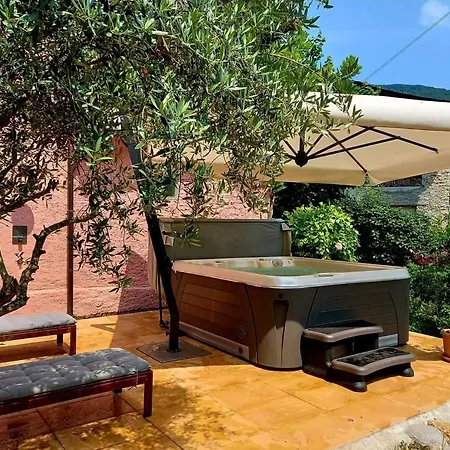 Hébergement de vacances La Casa Rosa Di Segusino With Jacuzzi In Garden *