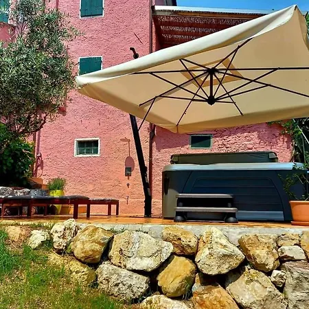 La Casa Rosa Di Segusino With Jacuzzi In Garden Hébergement de vacances Sequsino